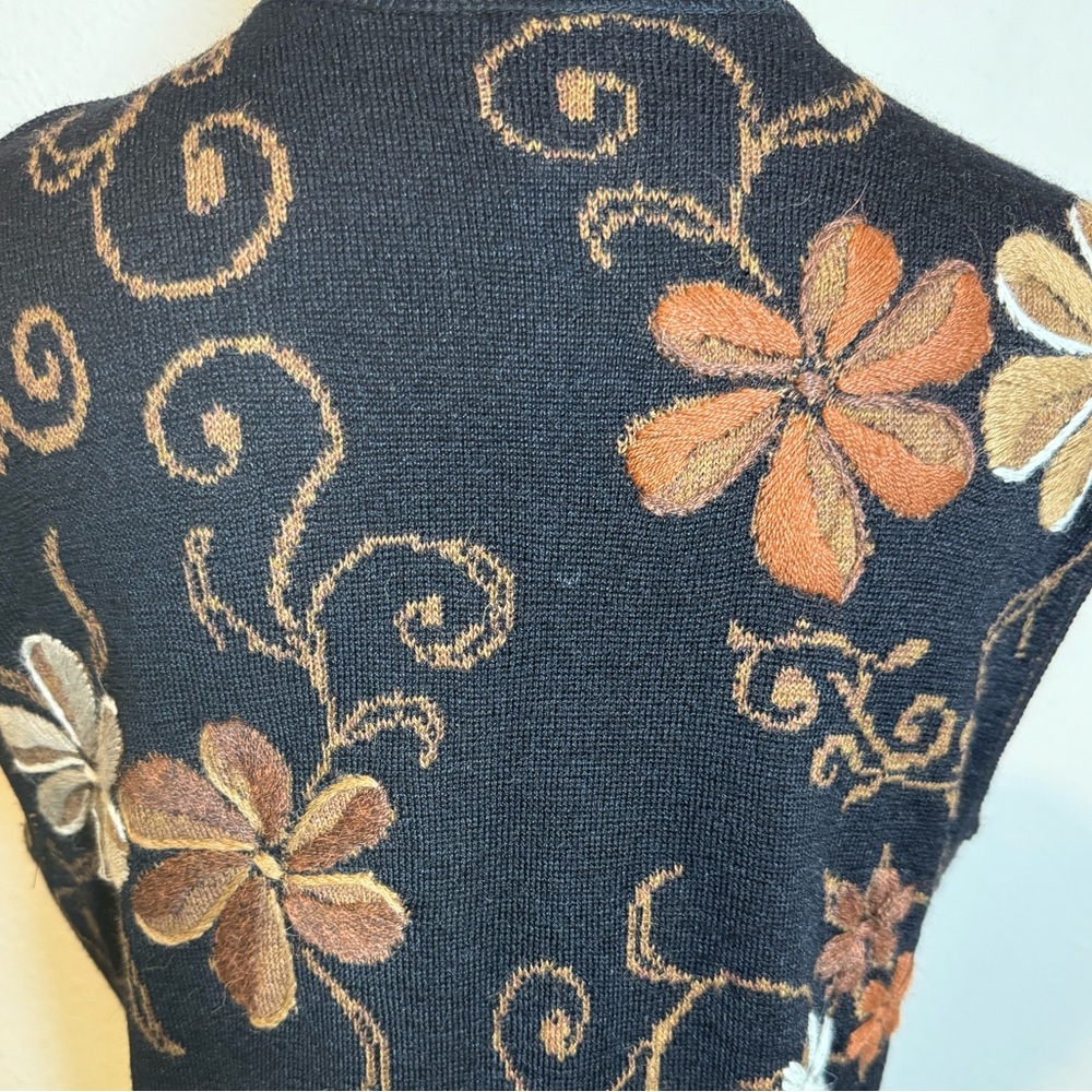 NWT Tey-Art Alpaca Blend Floral Embroidered Vest size Medium - Picture 8 of 15